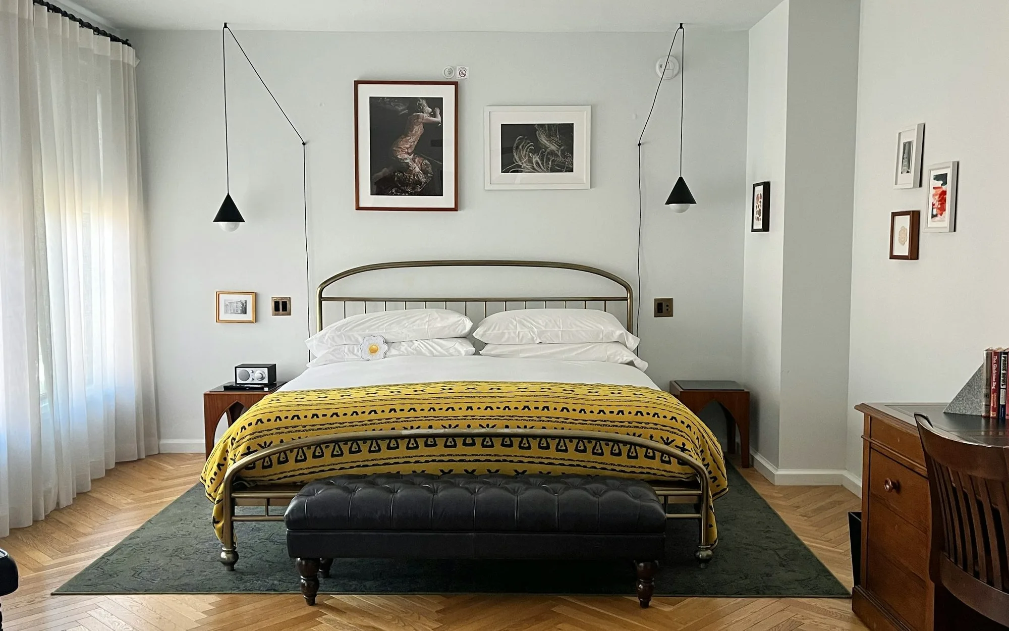 Chambre L'Estran : lit en métal, parquet, lumière du matin