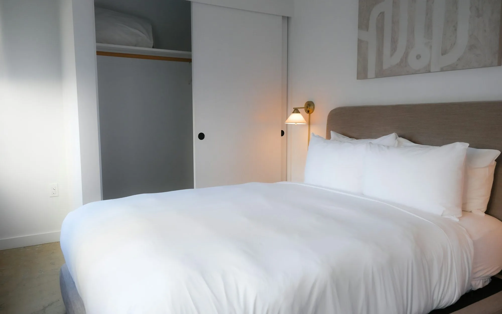 Chambre La Lande : draps blancs et lumière douce