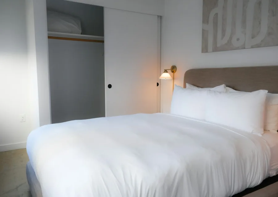 Chambre La Lande : draps blancs et lumière douce