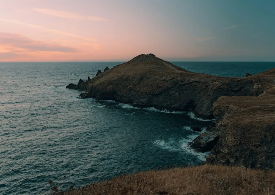 Côte sauvage et promontoire dans la lumière dorée du soir
