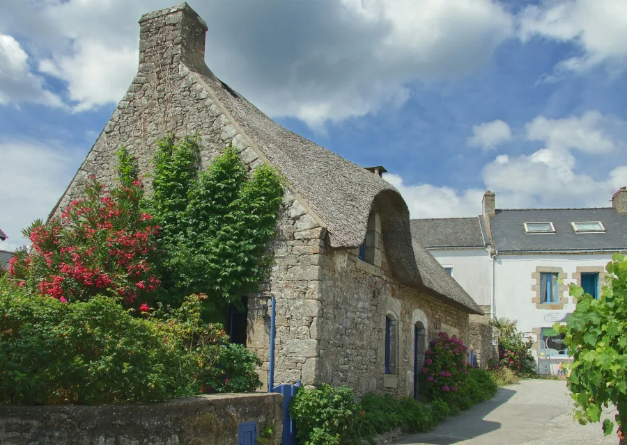 La longère en pierre et ses rosiers, toit d'ardoise