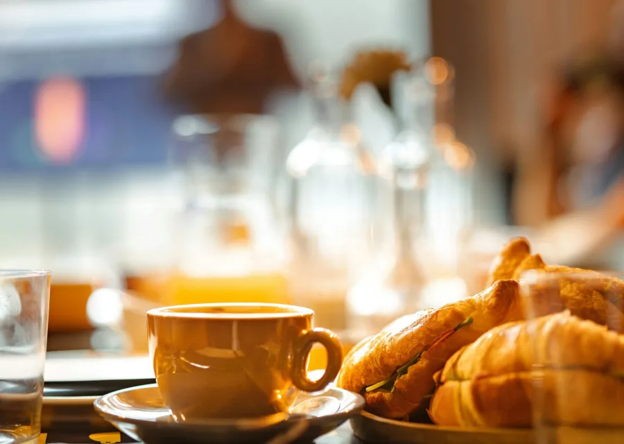 Café et croissants dans la lumière du matin