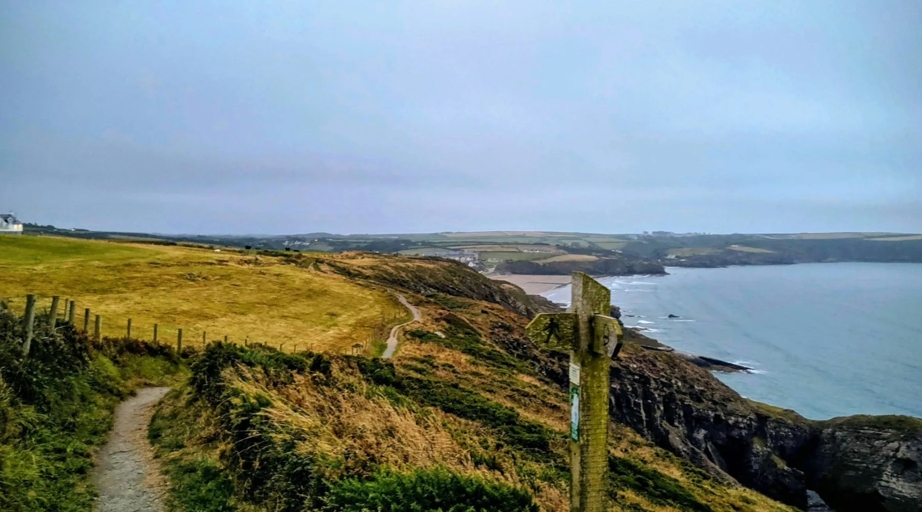 Le sentier côtier au-dessus de la baie