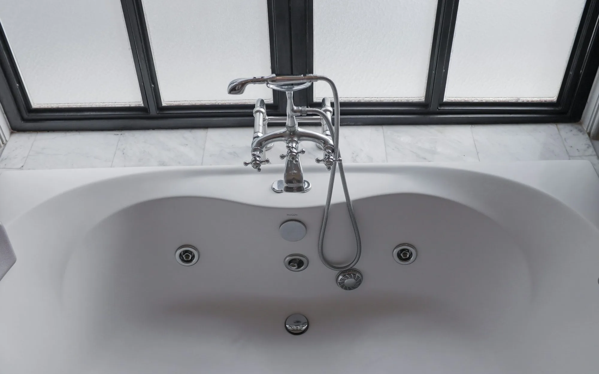 Baignoire près d'une grande fenêtre
