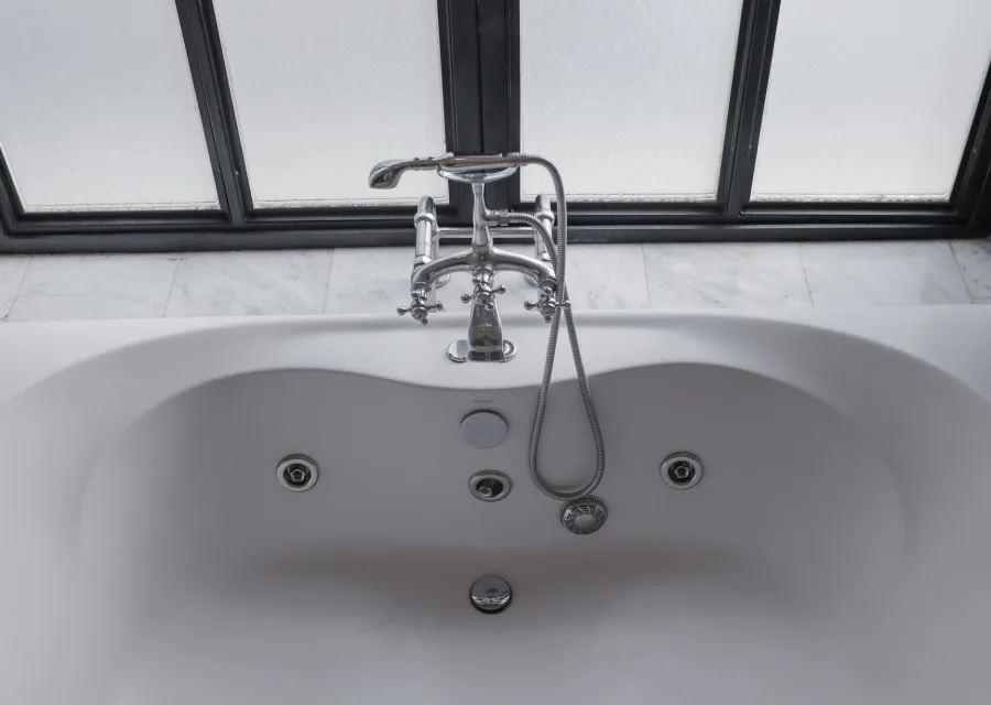 Baignoire près d'une grande fenêtre