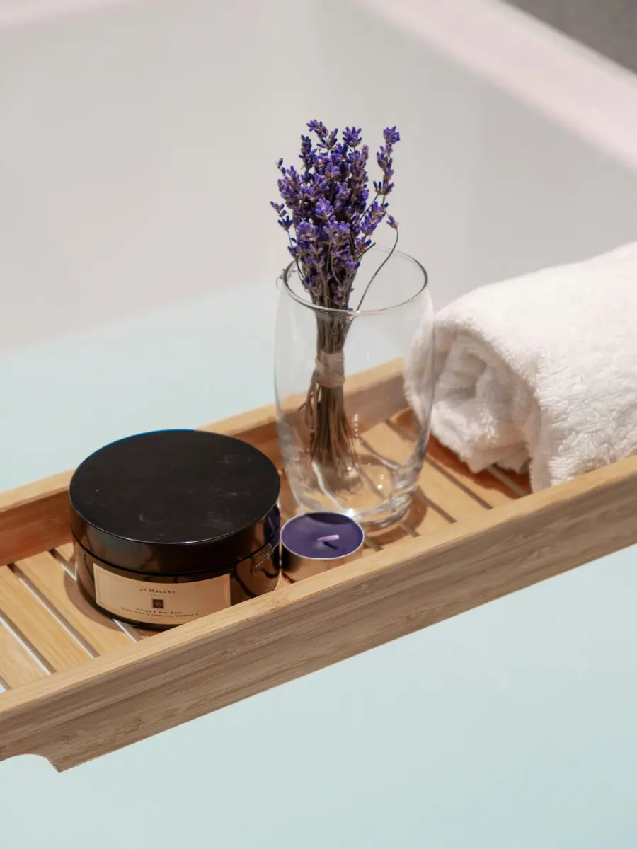 Plateau de bain, serviettes et soins