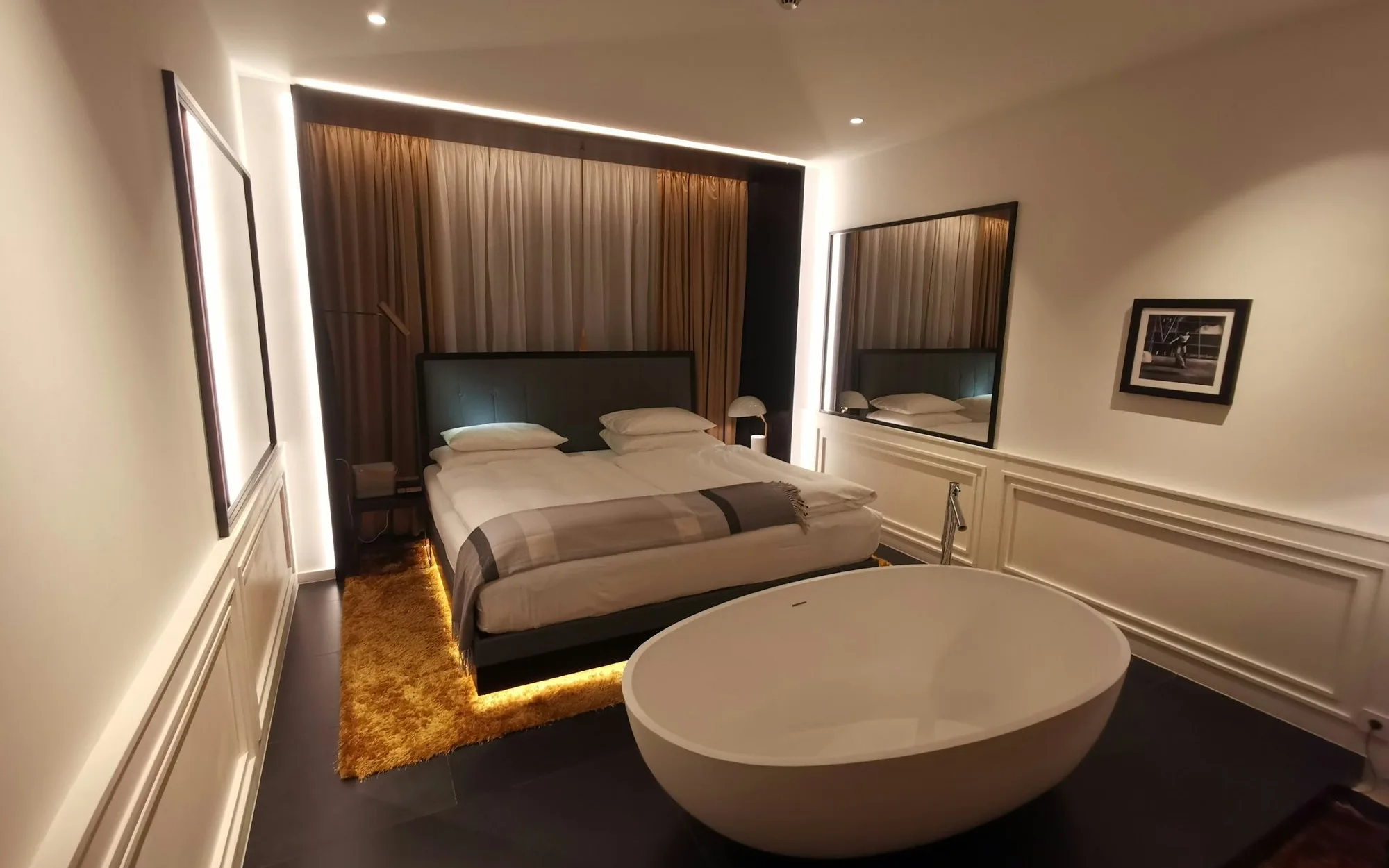 Suite avec baignoire îlot et lumière tamisée