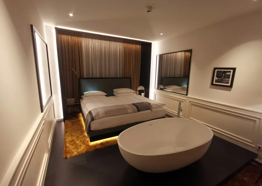 Suite avec baignoire îlot et lumière tamisée