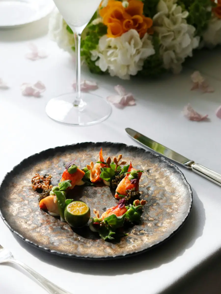 Assiette de légumes du jardin et pétales