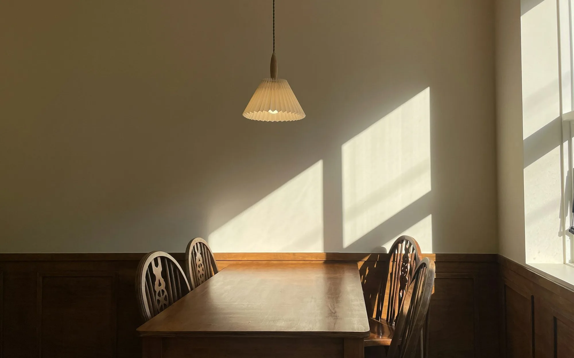 Table en bois baignée de soleil le matin